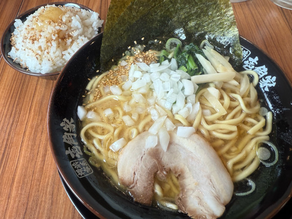 「家系ラーメン醤油並＋ライス」@横浜家系ラーメン 壱角家 越谷店の写真