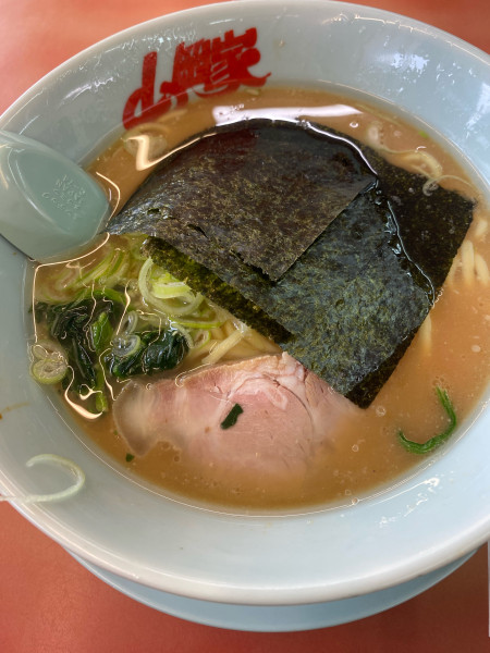「醤油豚骨ラーメン690」@ラーメン山岡家 君津店の写真
