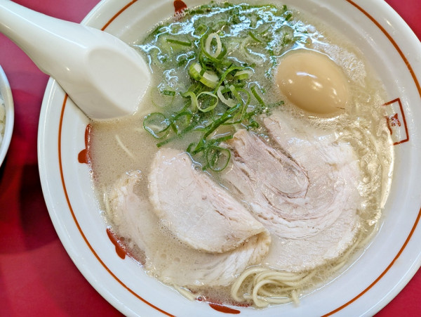 「長浜ラーメン+味付半熟玉子」@博多長浜屋台やまちゃん 銀座店の写真
