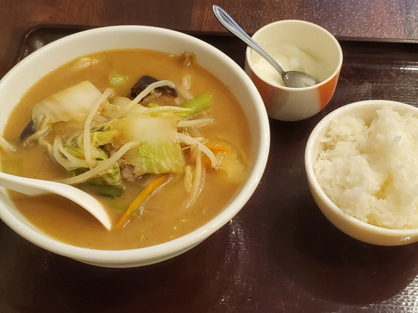 「ランチA・みそ刀削麺＋ライス」@味香園の写真