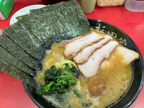 「チャーシュー麺中盛り＋味玉＋海苔」@杉田家 千葉祐光店の写真
