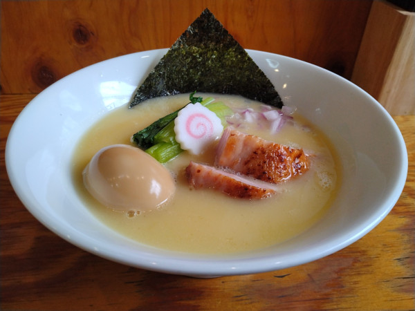 「長州黒かしわの鶏白湯 A（塩）」@麺や晴心の写真