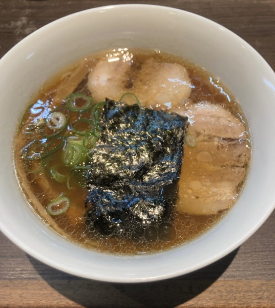 「醤油らぁ麺」@支那そばや 本店の写真