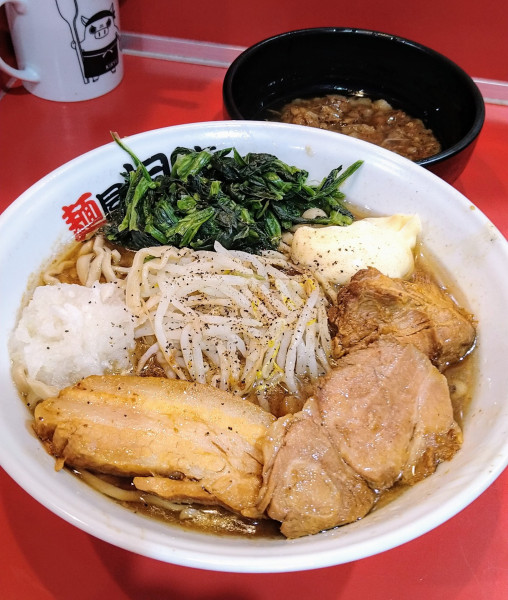 「ラーメン小＋つけ脂､鶏チャー､ほうれん草､マヨ､アレ」@麺屋 桐龍 久喜店の写真
