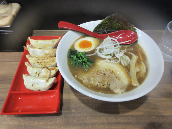 「豚骨魚介ラーメン（１１００円）＋餃子４００円」@麺屋 むげんの写真