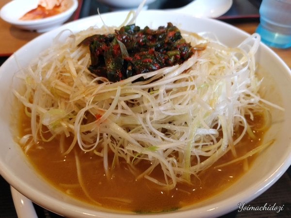 「ネギタワー味噌ラーメン（760円）、ニラキムチ（150円）」@日高屋 鴻巣下忍店の写真