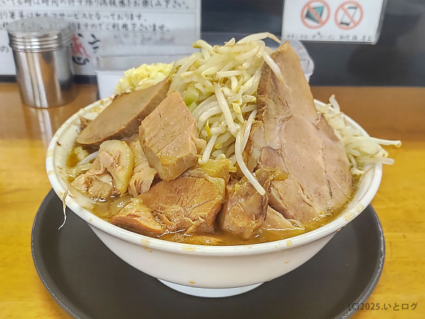 「ラーメン大（600g）＋ニラキムチ」@マキシマムザラーメン 初代 極の写真