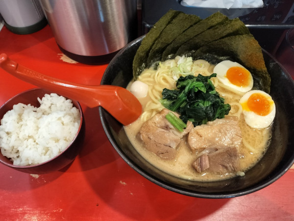 「赤盛りラーメン 大盛り ライス一杯無料」@横浜家系ラーメン 赤家の写真