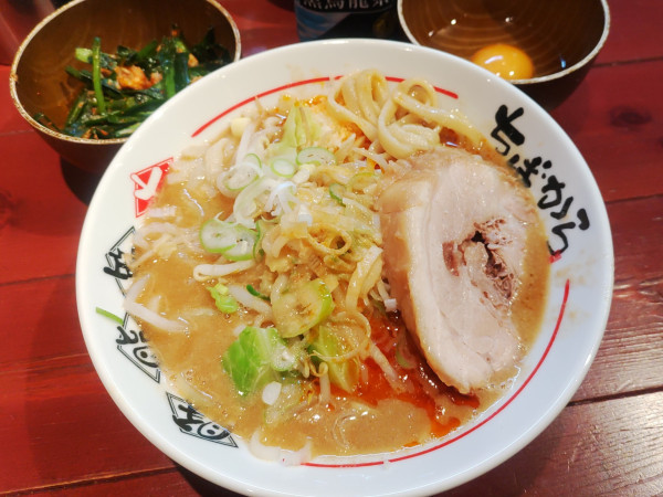 「小ラーメン（麺半分）1000円 ニラキムチ生卵TP」@ちばから 穴川店の写真
