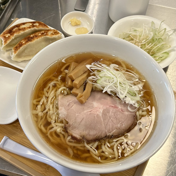 「醤油らーめん 麺大盛り＋餃子セット」@らーめんと餃子かんなの写真