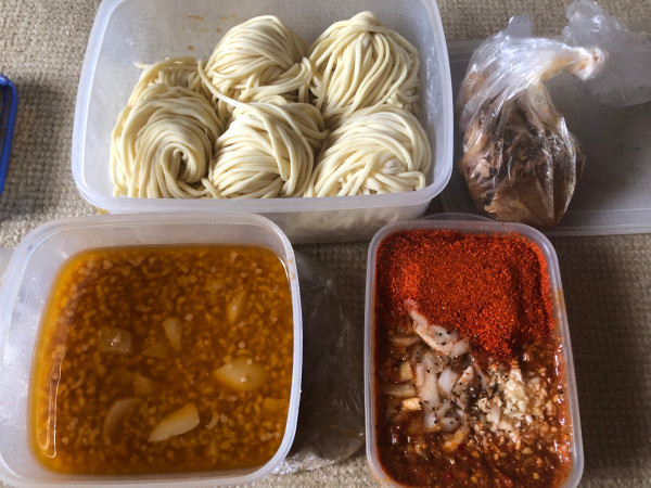 「豚入り赤道つけめん 持ち帰り」@にかいやの写真