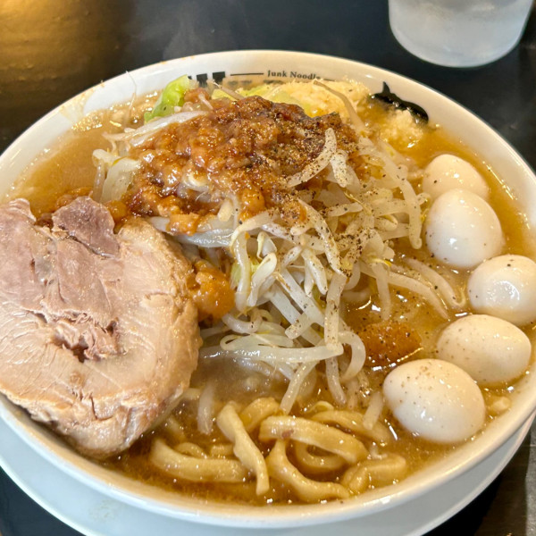 「小ラーメン（ヤサイ・ニンニク・アブラ）＋うずら」@WILD PIGの写真