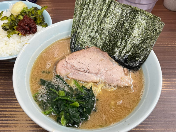 「らーめん 並+のり+ライス」@横浜家系らーめん 武蔵家 川口店の写真