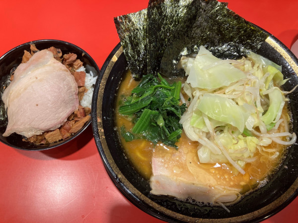 「ラーメン中　キャベもや　焼豚まぶし丼」@環2家 蒲田店の写真