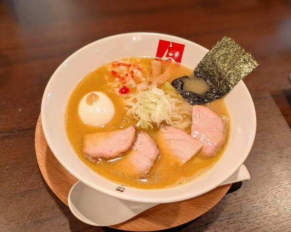 「特製焼干しそば【本日の焼干し】」@麺切り 白流の写真