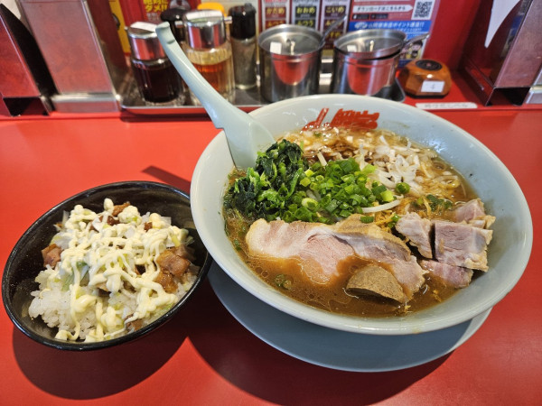「焦がし醤油ラーメン+コロチャ、ほうれん草」@ラーメン山岡家 日立東金沢店の写真