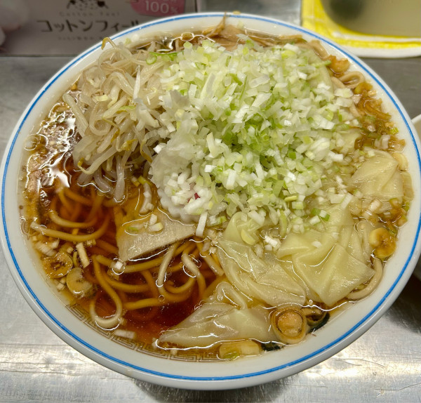 「ワンタン麺 大盛 もやし コマネギ 生卵 1250円」@中華そば みたかの写真