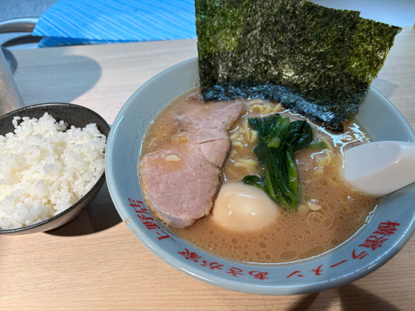 「味玉ラーメン+小ライス」@横濱ラーメン あさが家 上野店の写真