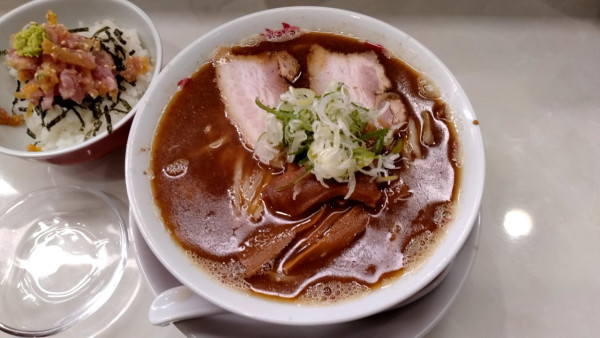 「中華そば_860円＋鮪ちらしセット_360円」@中華そば きくたにの写真