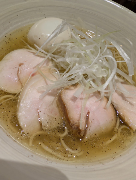 「鶏塩そば・贅沢盛り」@鳥左近の写真