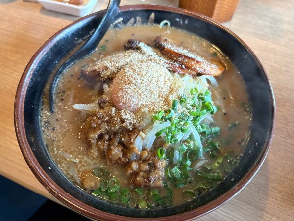 「豚骨醤油炙りチャーシュー麺」@らーめんほくしん 草加店の写真