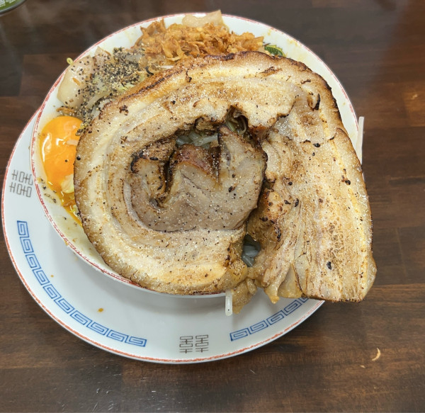 「特大炙りα豚スーパーギガMAX」@らーめん漢道の写真