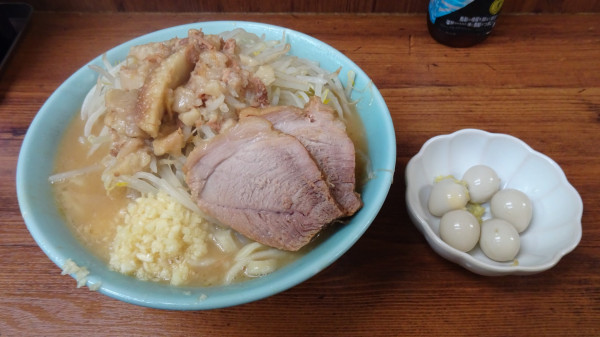 「ラーメン（950円）＋うずら玉子　ヤサイニンニクアブラ」@ラーメン二郎 池袋東口店の写真