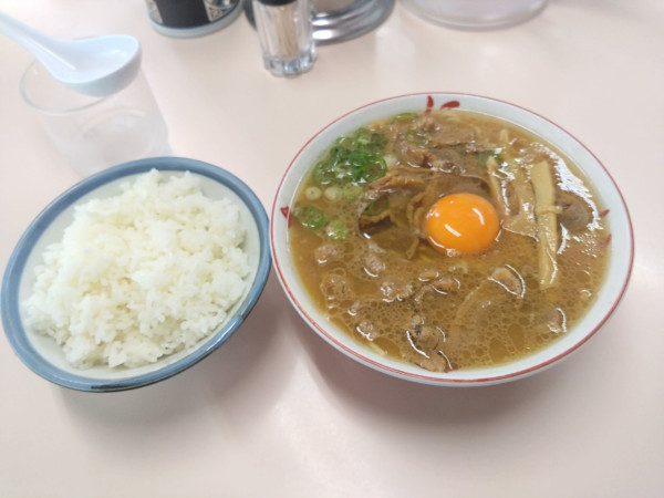 「中華そば中盛肉入り+生卵+ライス」@中華そば いのたに 本店の写真