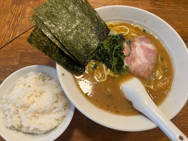 「ラーメン並、小ライス、固め」@MONTANAの写真