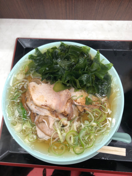 「チャーシュー麺、ワカメ、無料ライス中」@新橋ニューともちんラーメン 蒲田西口駅前店の写真