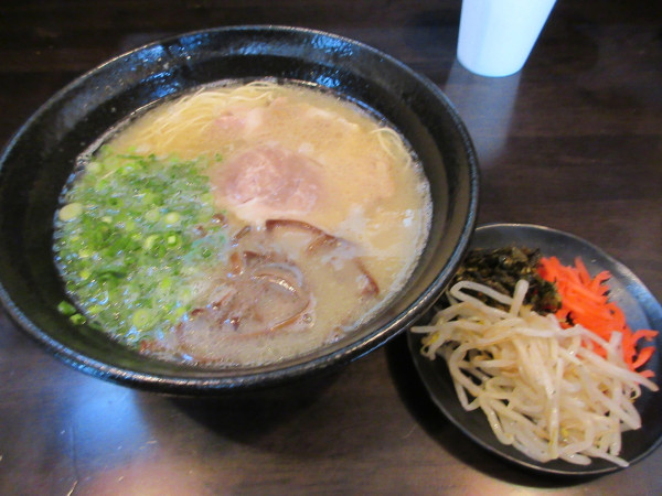 「博多ラーメン（８００円）ハムカツ半チャーハン４８０円＋替え玉」@麺屋 小鉄 稲敷店の写真