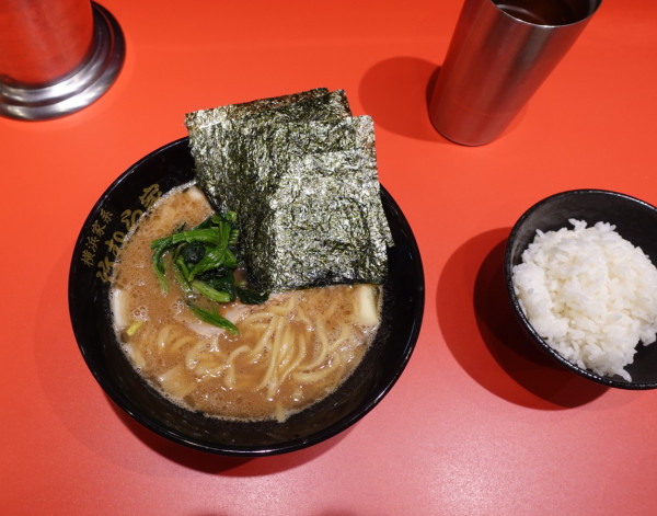 「ラーメン（900円）+ライス（100円）」@横浜家系ラーメン 竹むら家の写真