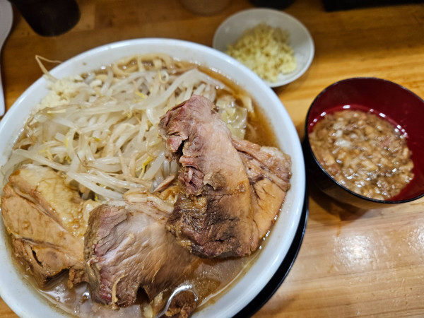 「小ブタメン+味付けアブラ+しょうが」@麺屋 小金の写真