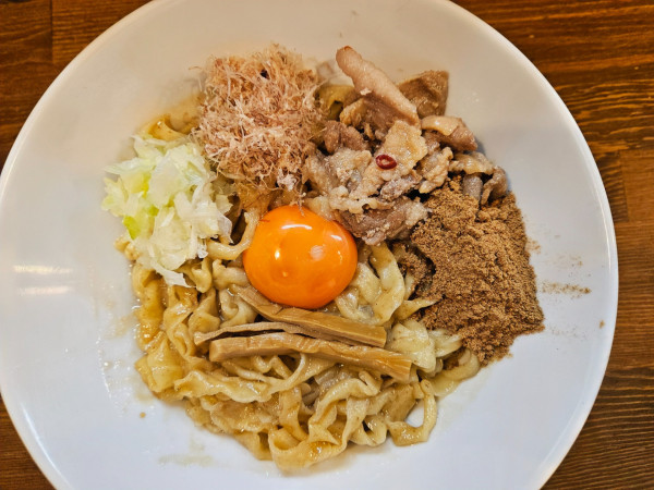 「ワシワシ肉油そば(平打ち麺)+自家製極太麺変更+カツオ粉」@自家製麺 ラカンの写真