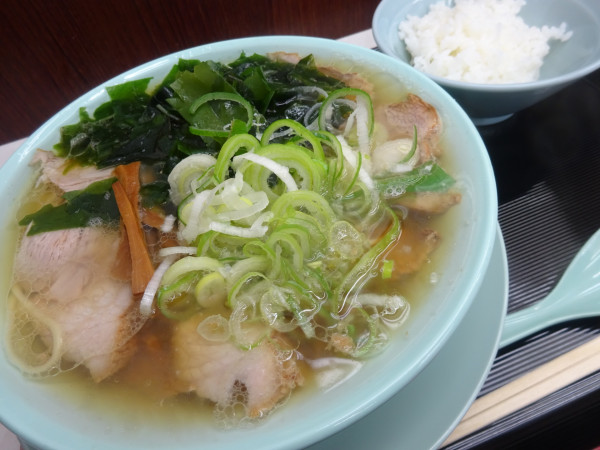 「わかめ中華そば　850円　＋ご飯（小）　タダ」@新橋ニューともちんラーメン 蒲田西口駅前店の写真