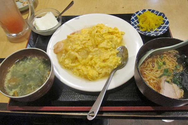 「エビと玉子の塩味炒め定食　950円＋半ラーメン　200円」@花彫酒家の写真