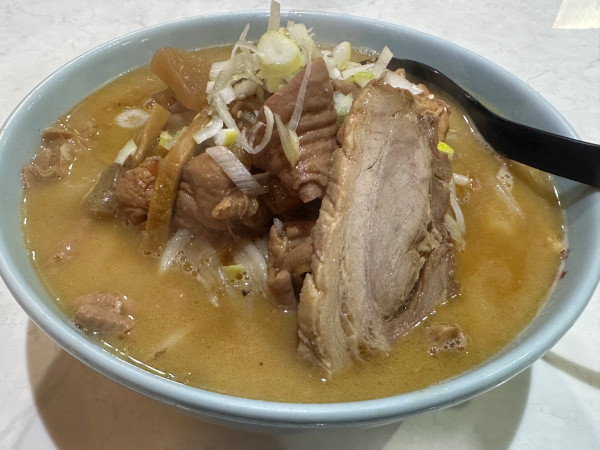 「モツ煮ラーメン」@ラーメン専門店 六代目 蝦夷の写真