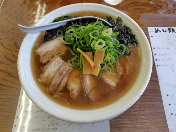 「デラックス（しょうゆワカメ入り）950円」@大ちゃんラーメン 鳥取店の写真