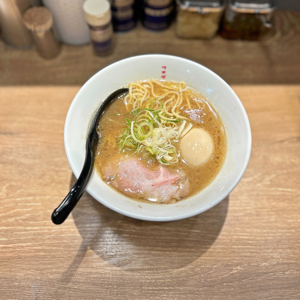 「博多醤油とんこつ＋味玉」@博多豚骨醤油らーめん ウチダヤの写真