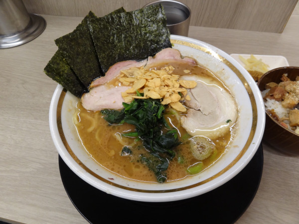 「ラーメン900円硬濃大塚君　半まぶし150円」@王道家直伝 との丸家 越谷店の写真