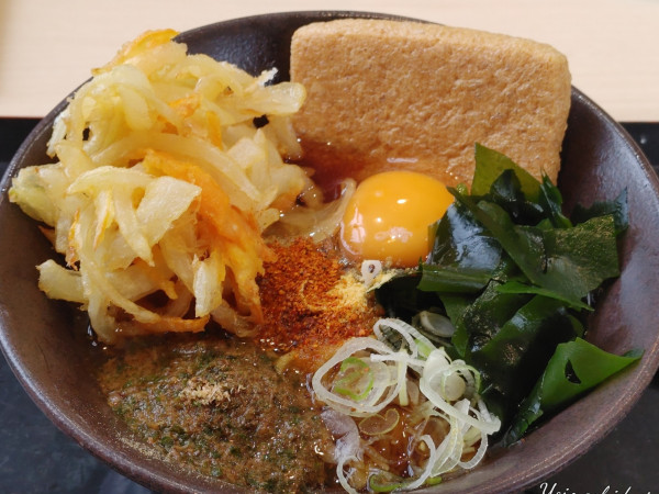 「朝そば（生卵、かき揚げ、三陸わかめ）（450円）」@ゆで太郎 北本深井店の写真