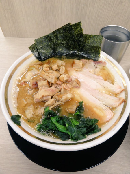 「ラーメン900円硬濃 まゆゆ＆レイトサービス ライス150」@王道家直伝 との丸家 越谷店の写真