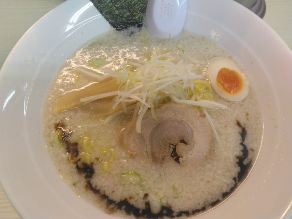 「豚骨塩ラーメン880円(大盛麺硬さ普通味濃い目脂多め)」@ラーメン専科 めん吉の写真