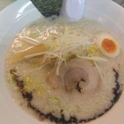 豚骨塩ラーメン880円(大盛麺硬さ普通味濃い目脂多め)