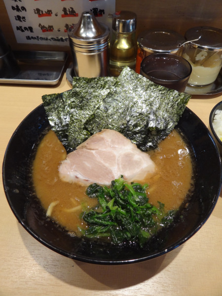 「ラーメン900円普通ライス50円」@ます家の写真