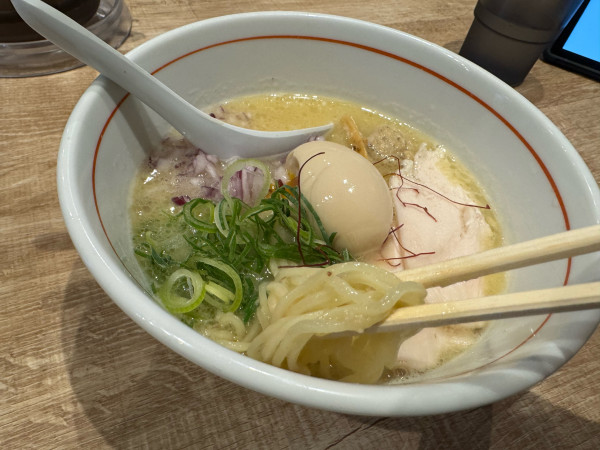「味玉 濃厚鶏白湯らーめん　1050円」@中華そば  えんびの写真