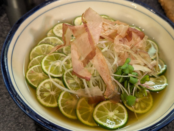 「突発限定（仮）すだちそば」@烈志笑魚油 麺香房 三くの写真