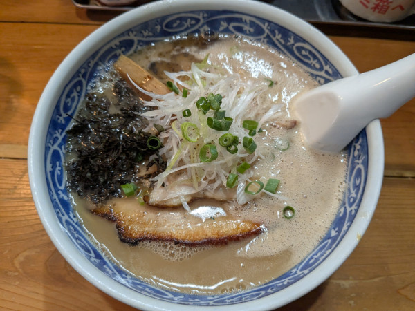 「とんこつラーメン900円 替え玉150円」@愚直の写真