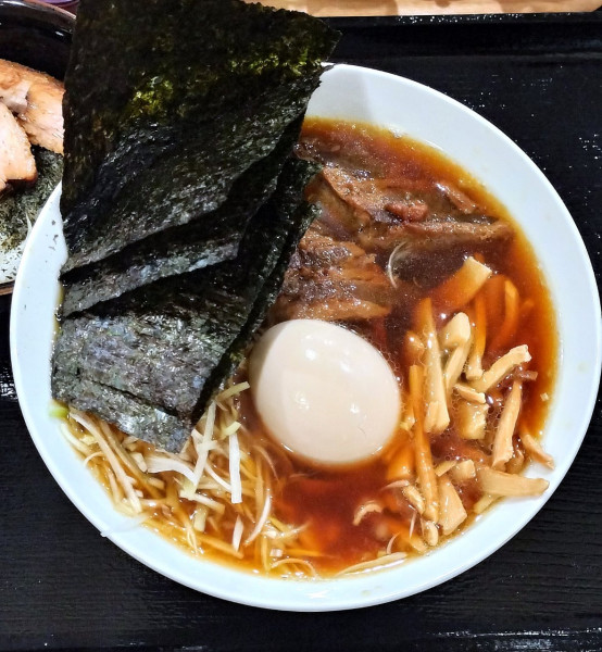 「全部入味付玉子豚2枚メン 1350円」@もつ煮めん処 鈴木の写真