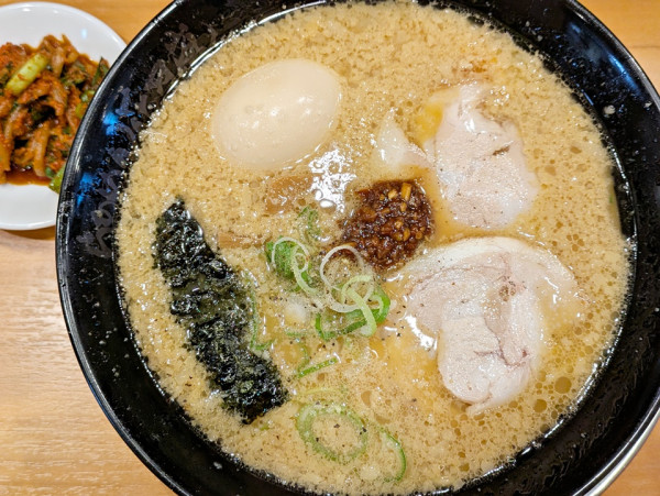 「嵐げんこつらあめん＋激辛壺ニラもやし×2＋半熟味玉」@らぁめん花月嵐 武蔵小杉店の写真